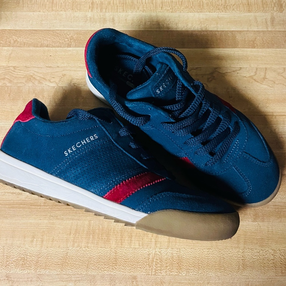 Sketchers sneakers